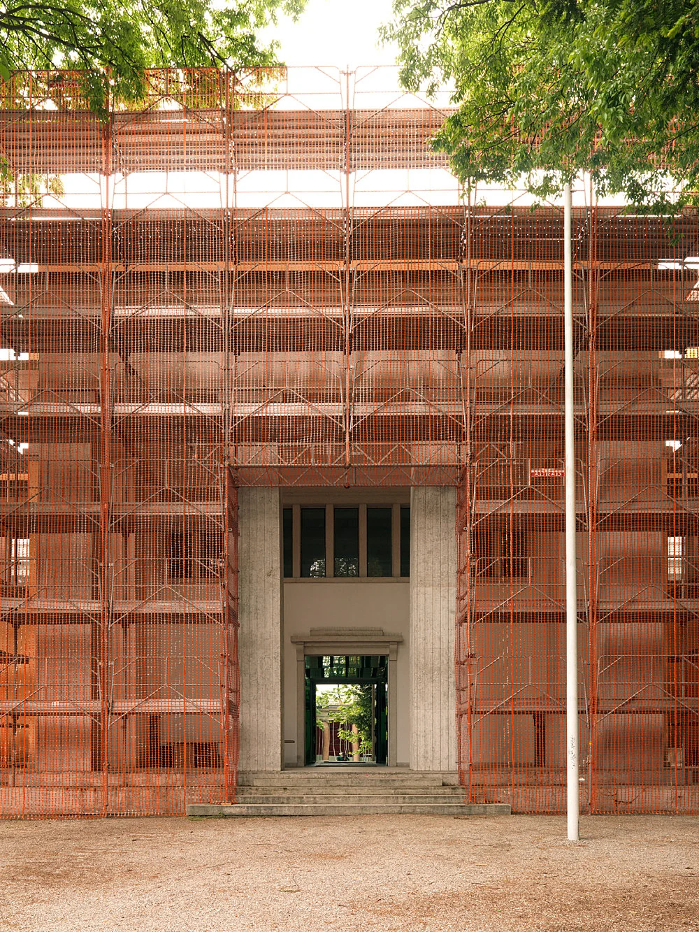 Außenprojekte — Isa Genzken — Exhibitions — Galerie Buchholz — Image 10