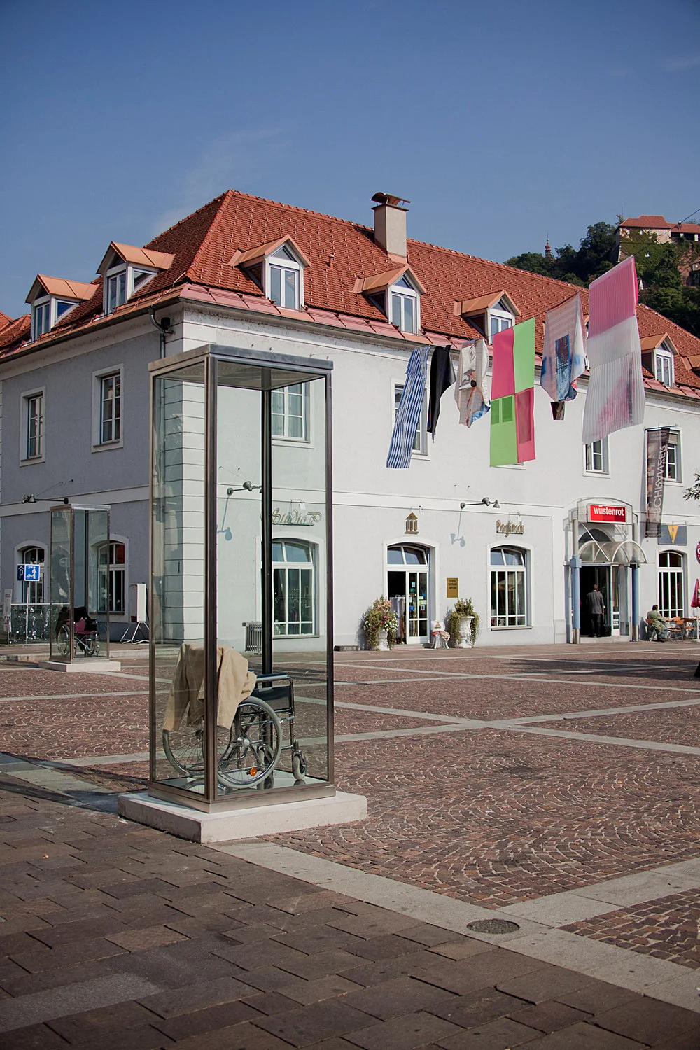 Außenprojekte — Isa Genzken — Exhibitions — Galerie Buchholz — Image 00