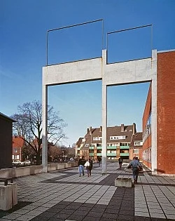 Außenprojekte — Isa Genzken — Exhibitions — Galerie Buchholz — Image 142