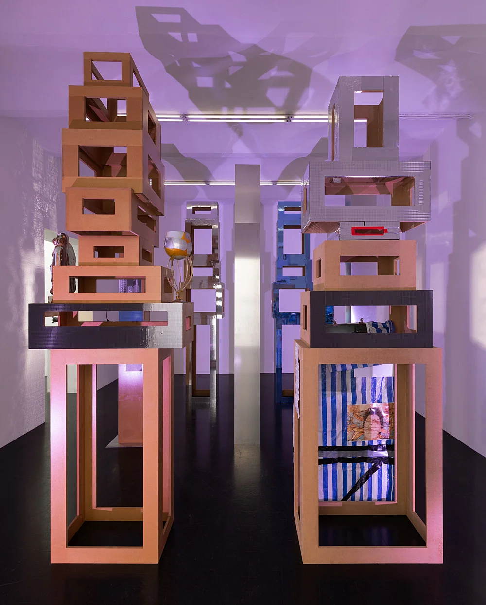 4 Turme, 3 Stelen, Schauspieler und Vollmond — Isa Genzken — Exhibitions — Galerie Buchholz — Image 04