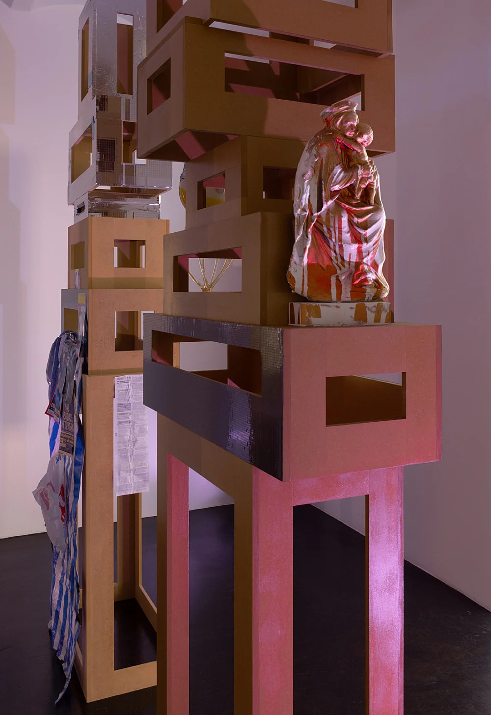 4 Turme, 3 Stelen, Schauspieler und Vollmond — Isa Genzken — Exhibitions — Galerie Buchholz — Image 00