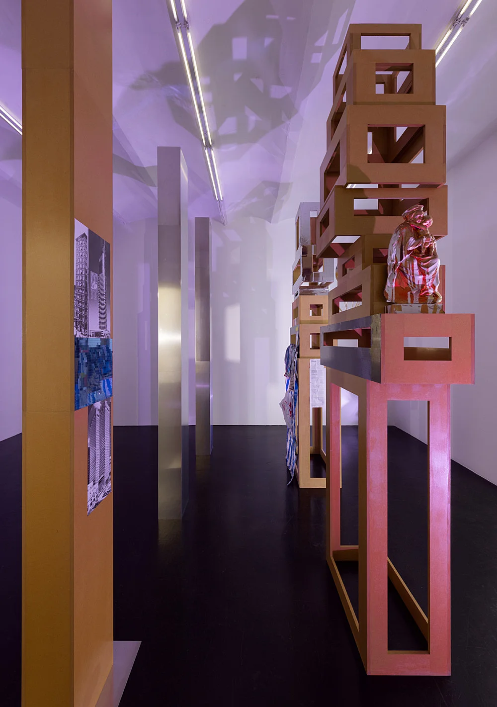 4 Turme, 3 Stelen, Schauspieler und Vollmond — Isa Genzken — Exhibitions — Galerie Buchholz — Image 00